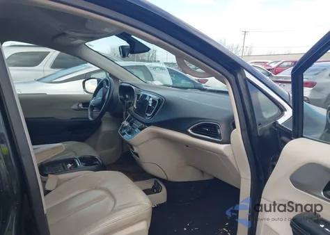 2018 Chrysler Pacifica Hybrid Touring L z USA, uszkodzony, nr VIN 2C4RC1L79JR262247